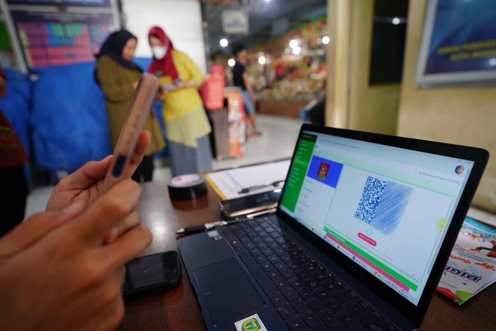Foto 3 dari 4: Kejar Target, Dukcapil Kota Madiun Buka Layanan Instal IKD di Pasar Besar