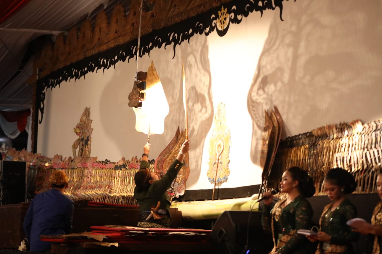 Foto 10 dari 11: Saksikan Pagelaran Wayang Kulit di Korem, Panglima: Kalau ke Kota Madiun dulu itu Nglencer