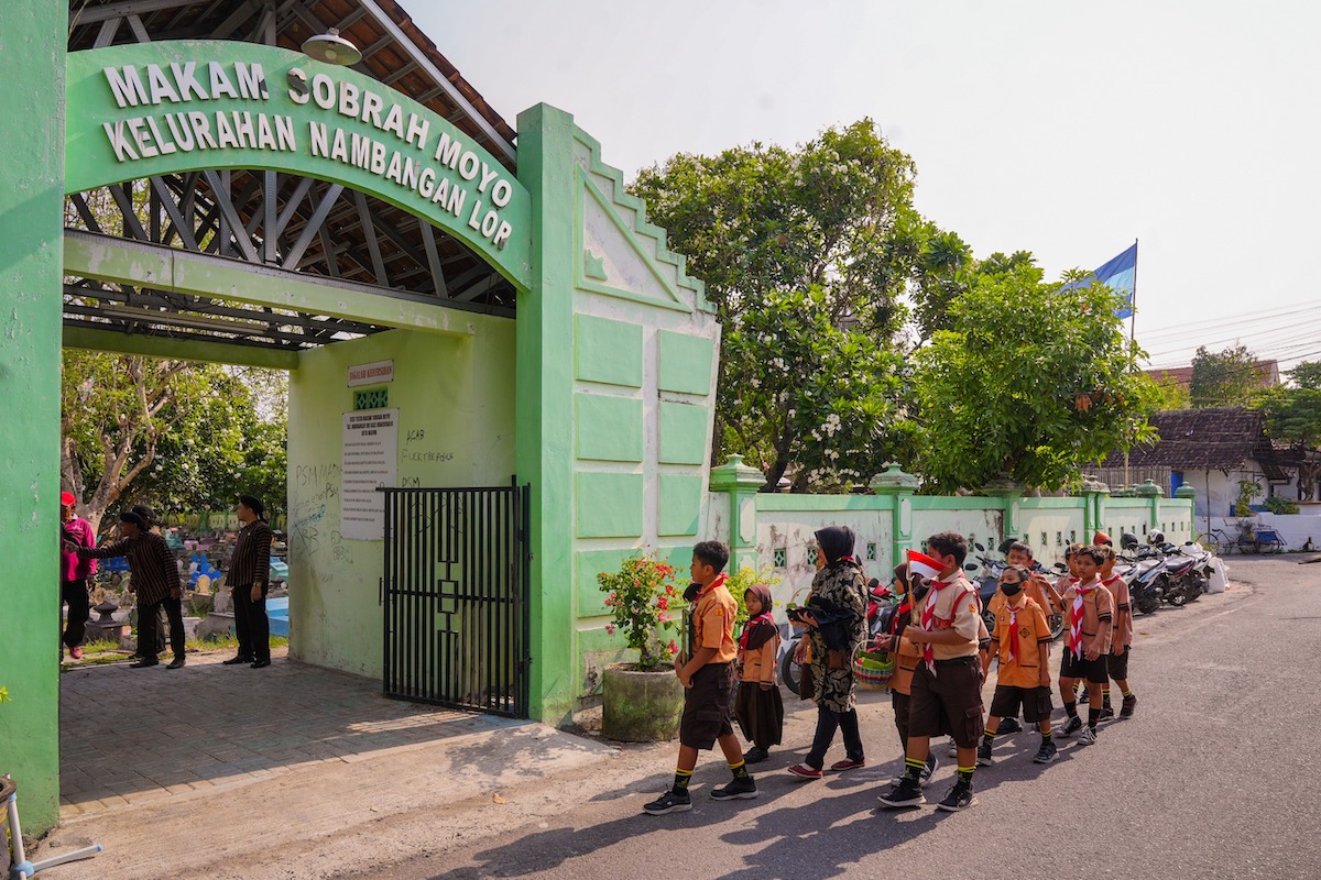 Foto 5 dari 6: Jelang Hari Pahlawan, Siswa SDN 01 Nambangan Lor Ziarah Makam Pejuang Di Pemakaman Umum