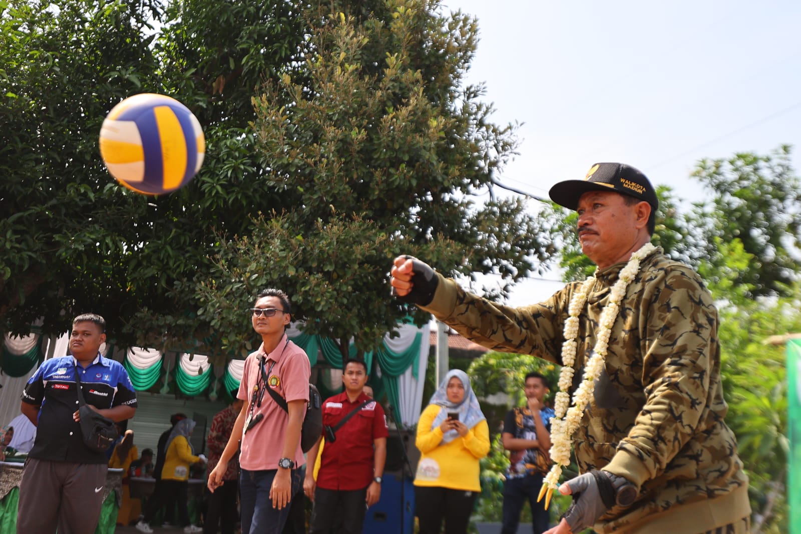 Foto 3 dari 9: Sembari Bersepeda, Wali Kota Cek Pavingisasi dan Resmikan Fasum