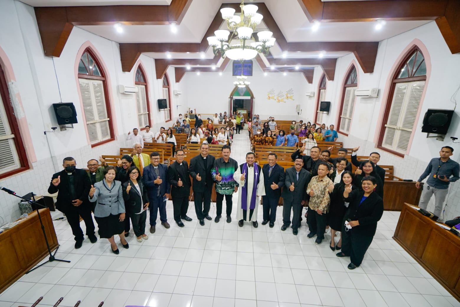 Foto 9 dari 9: Hadiri Pelantikan Pengurus PGIS Madiun, Wali Kota Beri Selamat Kepada Jemaat