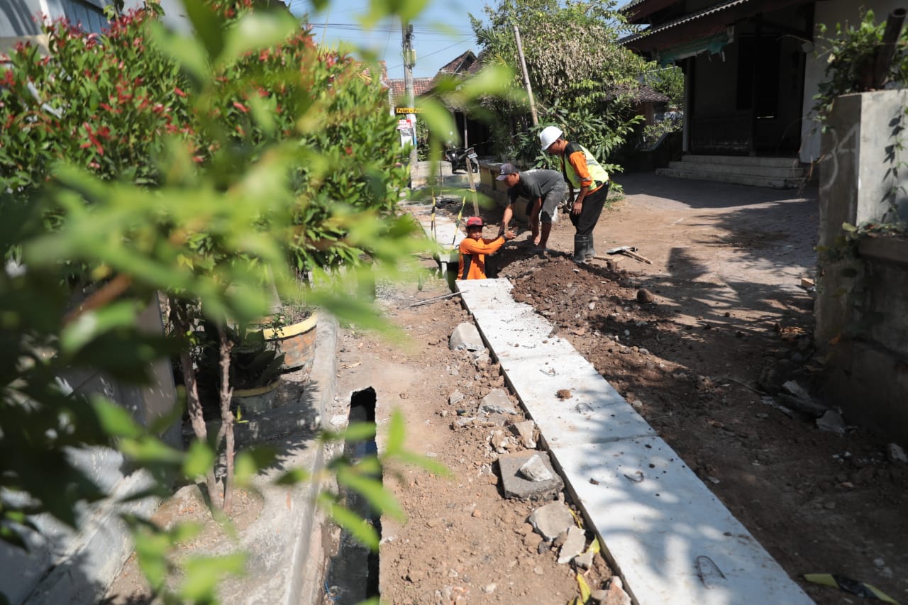 Foto 2 dari 7: Realisasikan Usulan Masyarakat, Ada 23 Paket Saluran Lingkungan Tahun Ini, Rata-rata Sentuh 80 Persen