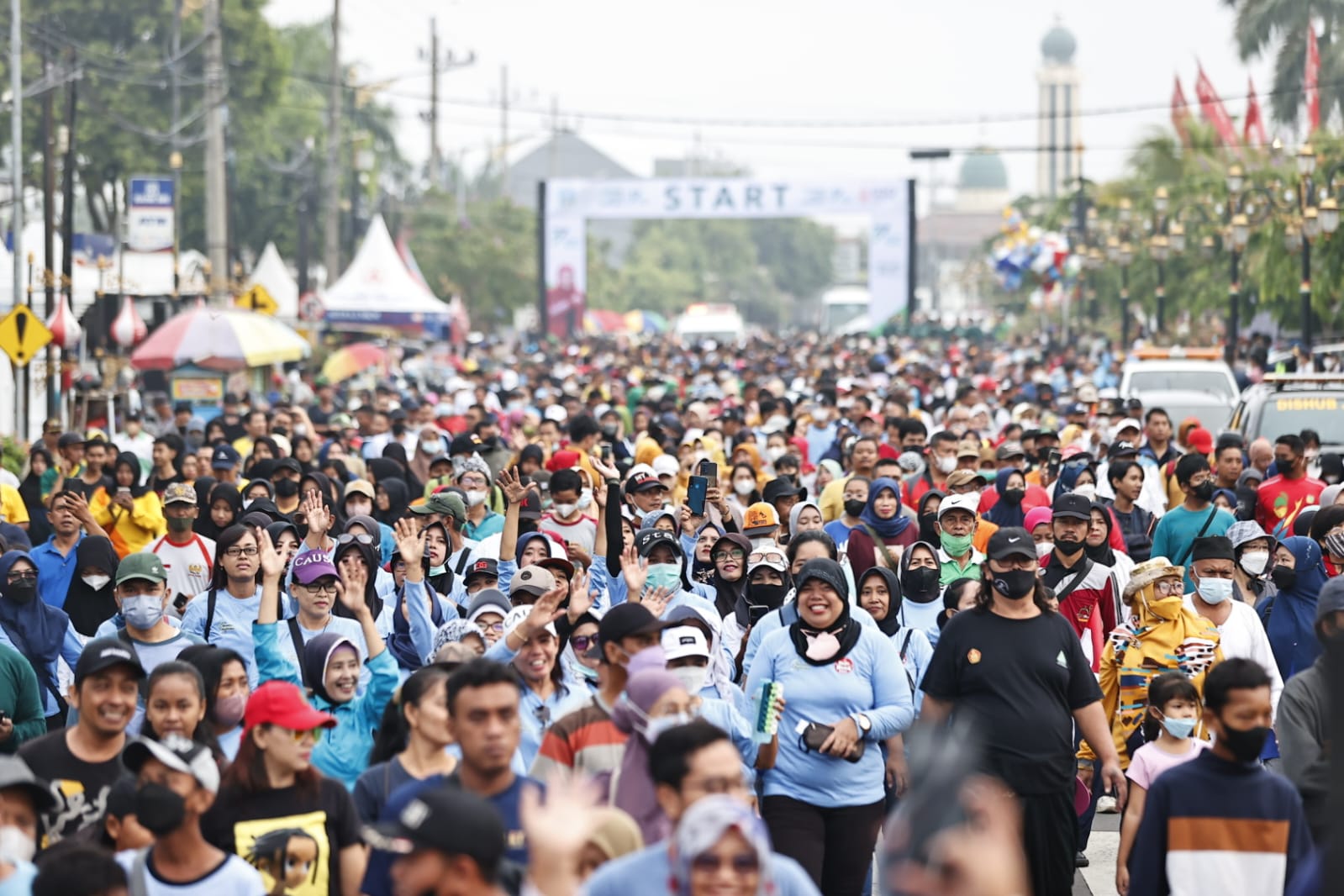 Foto 5 dari 10: Hadiri Jalan Sehat Gubernur Jatim, Wali Kota Apresiasi Antusiasme Warga