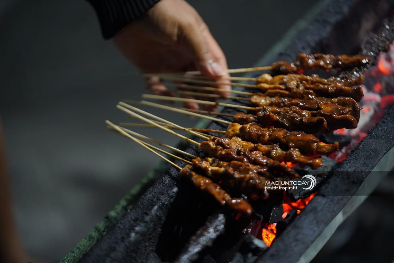 Foto 4 dari 8: 30 Tahun Berjualan, Sate Mbak Rum Makin Ramai Setelah Pindah di Lapak Kelurahan