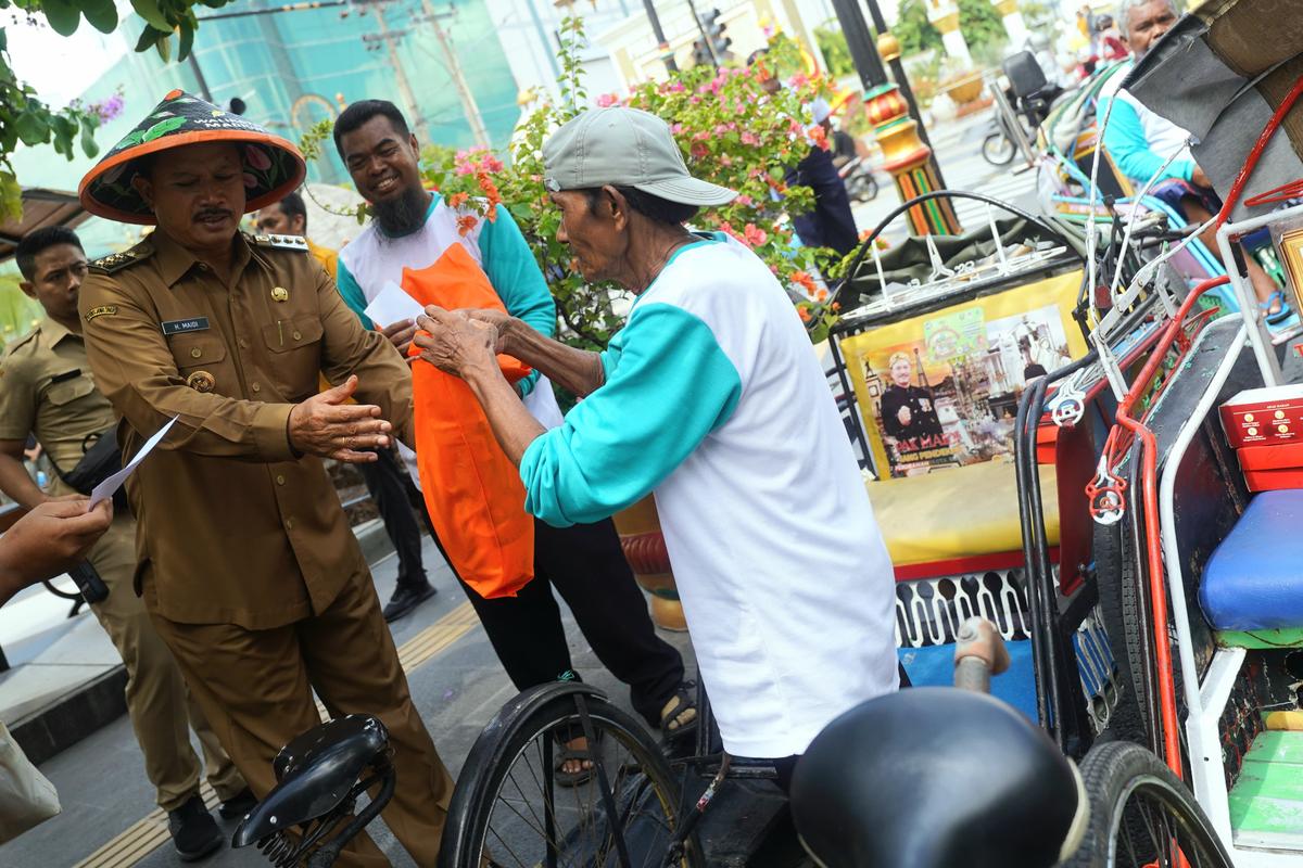 Foto 8 dari 8: Serunya Peringatan Hari Peduli Sampah di Kota Madiun, Wali Kota Salurkan Sembako Hingga Makan Bersama Petugas Penyapu Jalan dan Penarik Gerobak Sampah