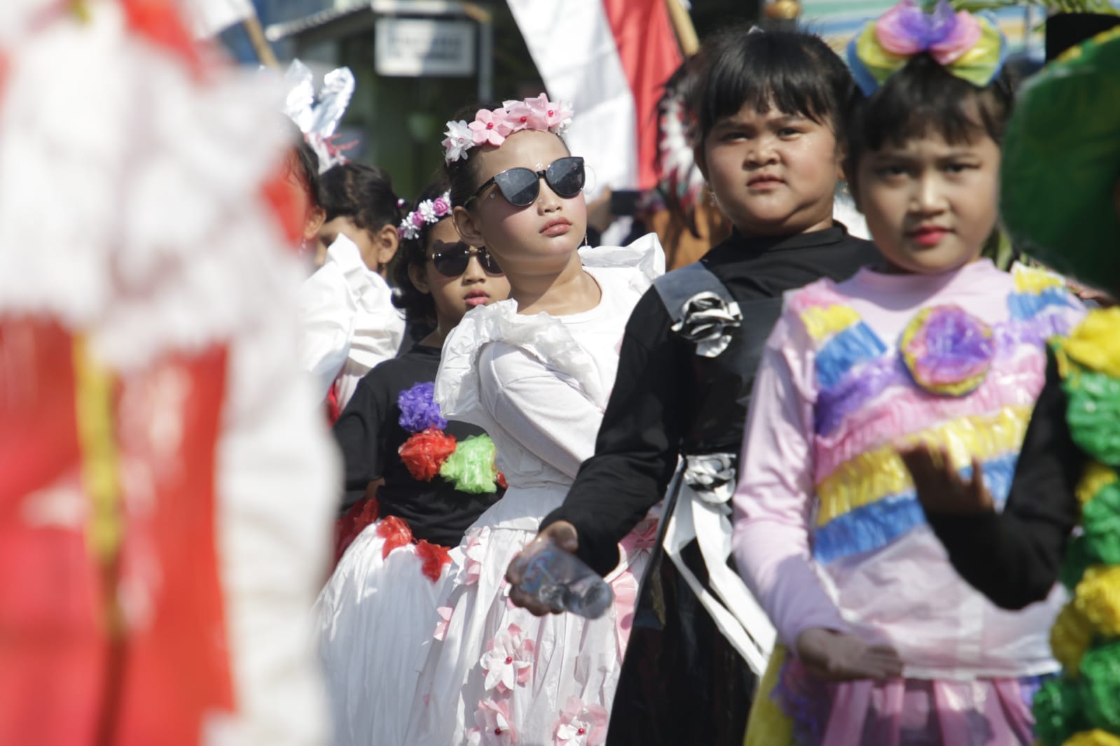 Foto 2 dari 14: Kreasi Plastik Bekas Jadi Baju Berkelas