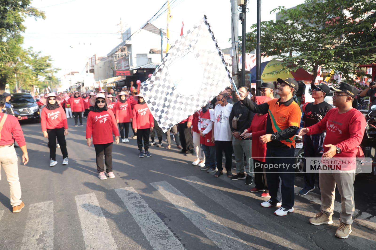 Foto utama berita: Hadiri Jalan Sehat Dan Pawai Budaya Kejuron, Wali Kota Apresiasi Kreativitas Warga