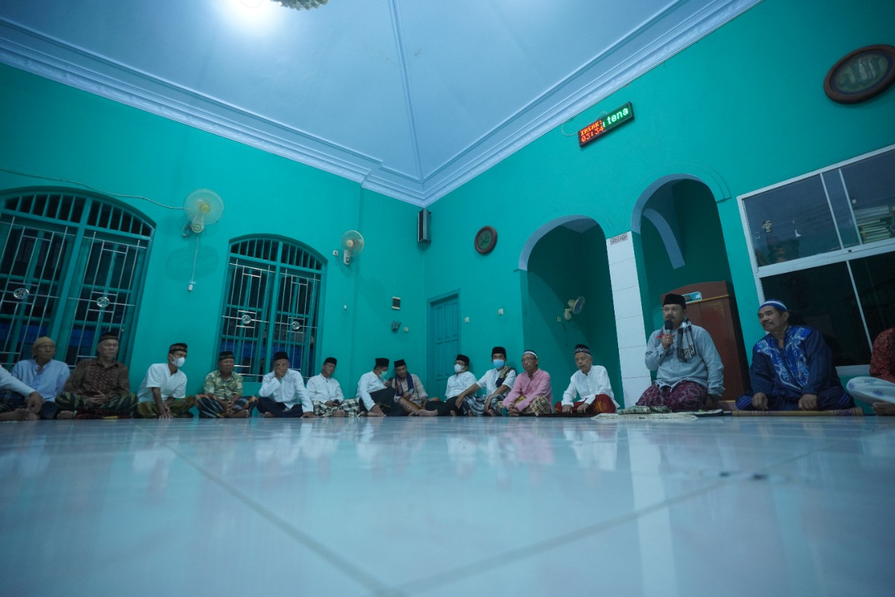 Foto 1 dari 9: Salat Isya di Musala Al Muhajirin 1, Jamaah Doakan Wali Kota di Akhir Acara