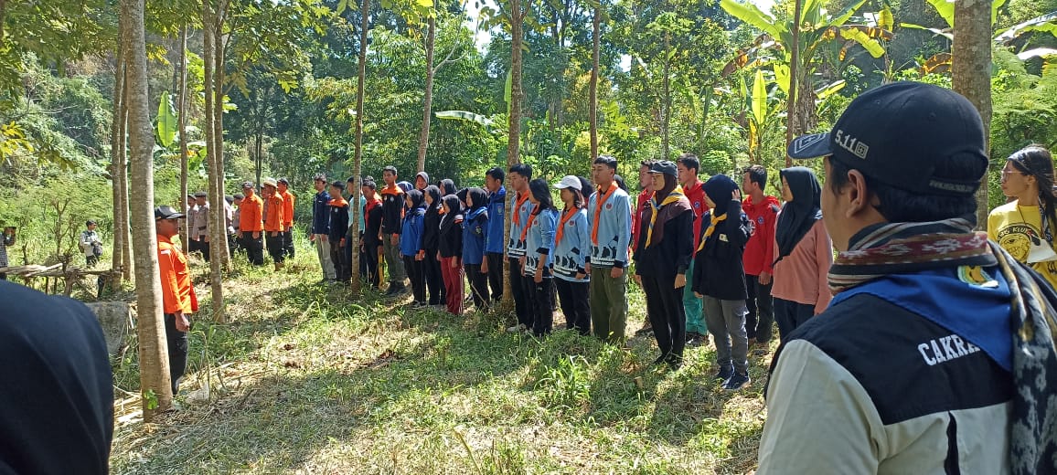 Foto 3 dari 4: Peringati HUT Kemerdekaan, Pegiat Panjang Tebing Kibarkan Bendera Merah Putih Di Tebing Kertoembo