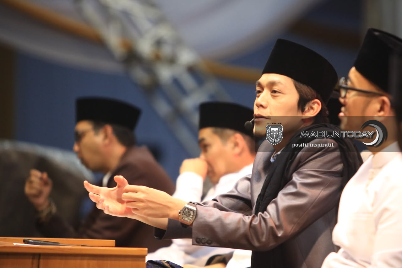 Foto 8 dari 29: Belasan Ribu Jamaah Larut dalam Pengajian Gus Iqdam, Pesan Amanah Menggema di Stadion Wilis