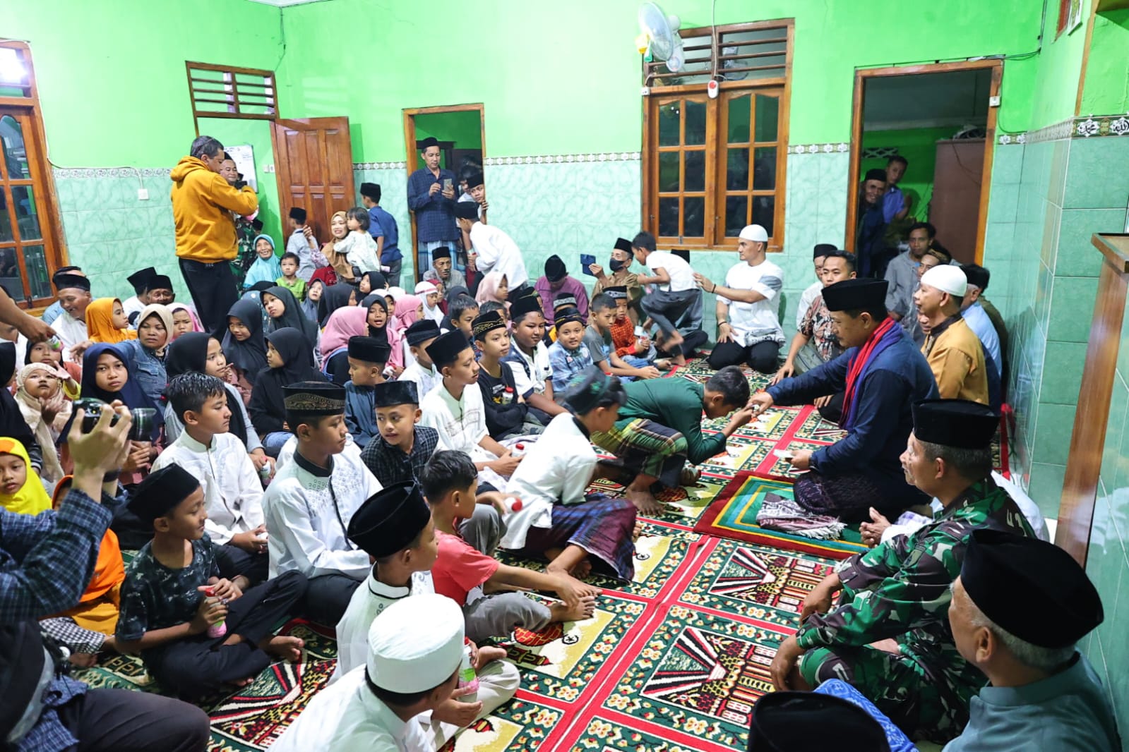 Foto 5 dari 9: Gelar Kegiatan Bersama Warga, Wali Kota Maghrib Berjamaah Di Masjid At Taqwa